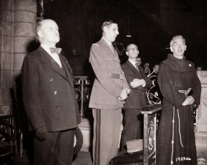De gaulle en priere, le 26 août 1944